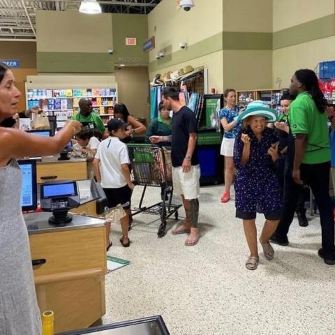 Lionel Messi pasa desapercibido en supermercado 