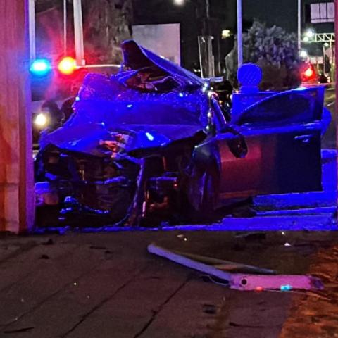 Jóvenes que eran perseguidos en su auto por policías chocan y pierden la vida