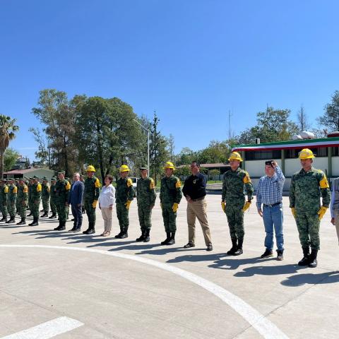 Entregan a la SEDENA equipo para combatir incendios forestales.