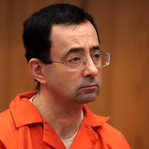 Larry Nassar sufrió heridas en el cuello, pecho y espalda