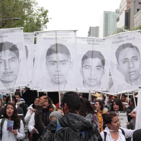 Padres de los 43 estudiantes de Ayotzinapa exigen reunión con AMLO 