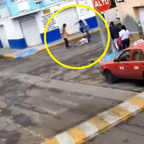 A punta de golpes lo despojaron de la bicicleta, celular y cartera. Todo quedó documentado por una cámara de seguridad 