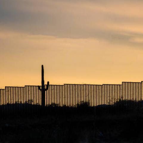 Migrante mexicano pierde la vida tras caer del muro fronterizo