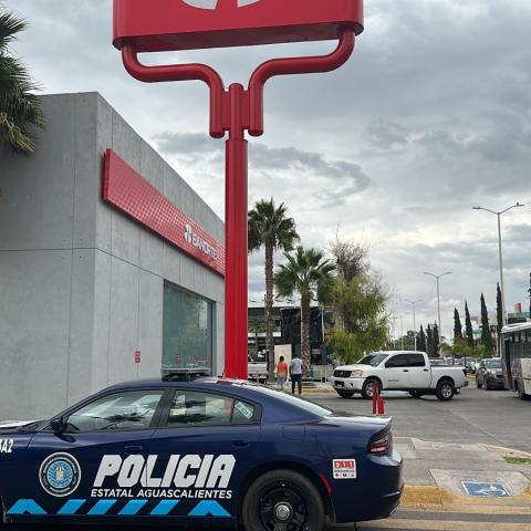 Acababa de salir de un banco y solo caminó 15 metros para entrar a otro en donde ocurrió el atraco