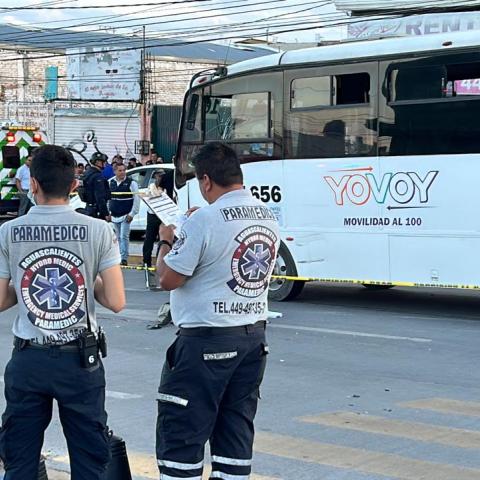 La unidad de transporte público se pasó la luz roja del semáforo y el jovencito apenas iniciaba marcha con luz verde