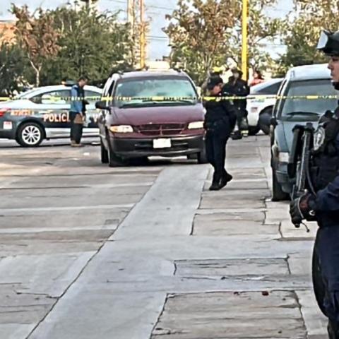 El conductor de una camioneta se metió a la calle en sentido contrario y a una velocidad imprudente y le pasó por encima a la mujer