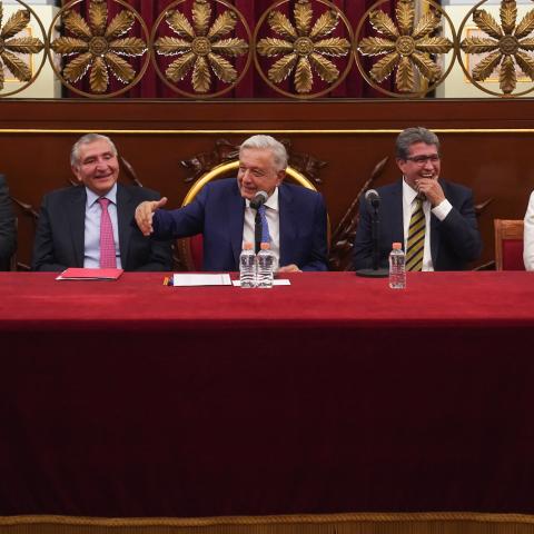 AMLO y corcholatas