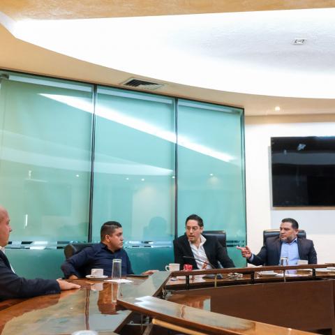 Enrique Alfaro en reunión de seguridad 