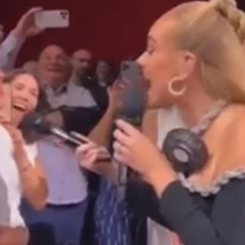 Adele le canta las mañanitas a fan mexicano en pleno concierto