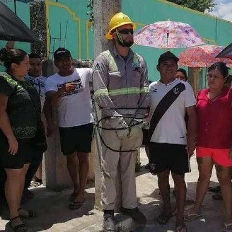 En Yucatán amarran a trabajador de la CFE en protestas por fallas en el servicio