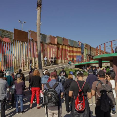 Activistas condenan renovación del muro fronterizo en Tijuana