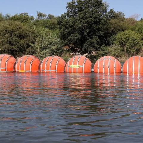 Refuerza Texas boyas con concreto en el Río Bravo