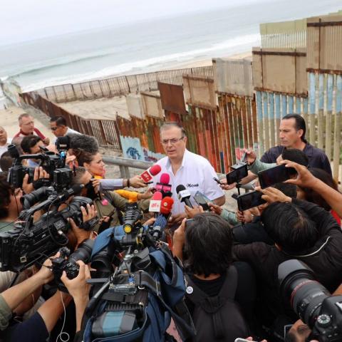 Marcelo Ebrard pide desde Tijuana a EE.UU. retirar el muro fronterizo