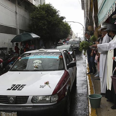 Transportistas de Guerrero bendicen vehículos ante ola de violencia