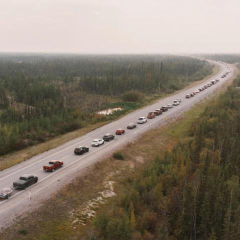 Evacúan a habitantes del noroeste de Canadá por incendios forestales