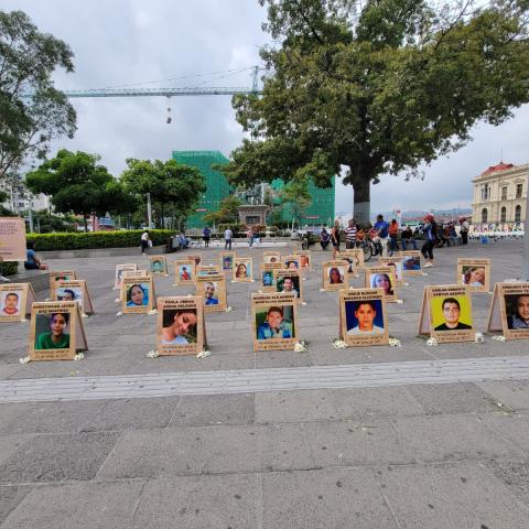 Exhiben fotografías de personas desaparecidas en plaza de El Salvador 