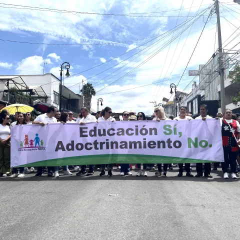 Más de 10 mil marchan contra los libros de texto en Aguascalientes