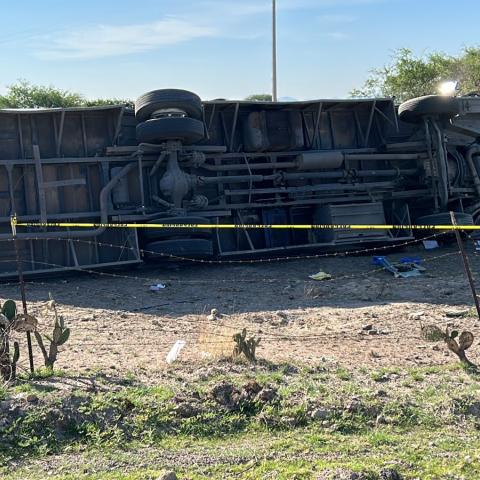 El conductor de la camioneta no respetó un señalamiento de alto y se atravesó al veloz paso del camión