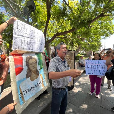 Acusan acarreo en marcha contra libros de texto