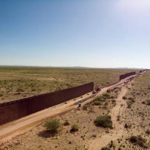 Encuentran los cuerpos de dos migrantes mexicanos en zona desértica