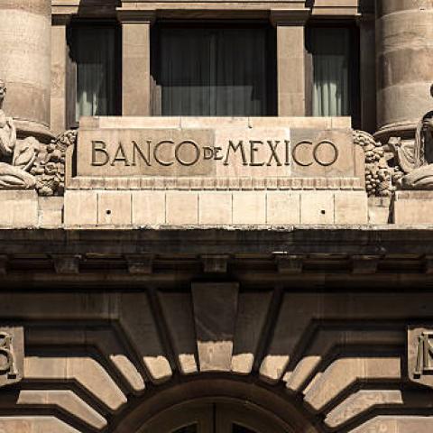 Banco de México advierte que la tasa de interés se mantendrá alta para contener la inflación