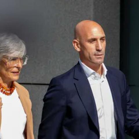 Fiscalía pide a Rubiales  evitar contacto y cercanía a Jenni Hermoso