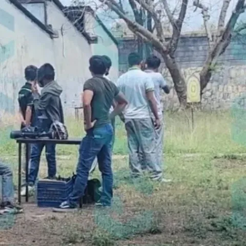 A los estudiantes les cobran por el alquiler de las armas de juguete para practicar en el campo de tiro. *Créditos: EmvaValles