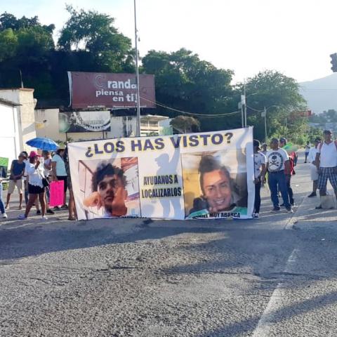 Familiares y amigos bloquean carretera en Guerrero exigiendo la localización de seis personas desaparecidas