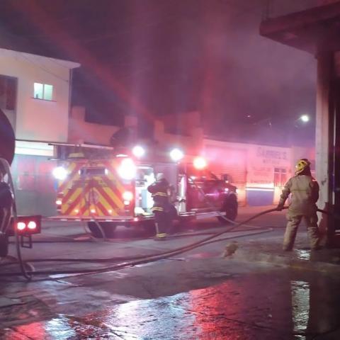 Elementos del cuerpo de Bomberos Municipales se encargaron de sofocar las llamas que al parecer fueron provocadas