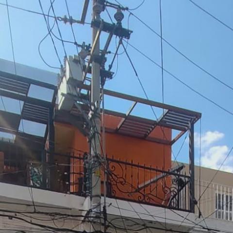 Por accidente tocó los cables de alta tensión que pasan a tan solo 30 cm de donde estaba soldando una estructura