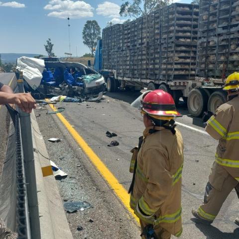 La combi de personal se estrelló en la parte de atrás de un tráiler doble remolque