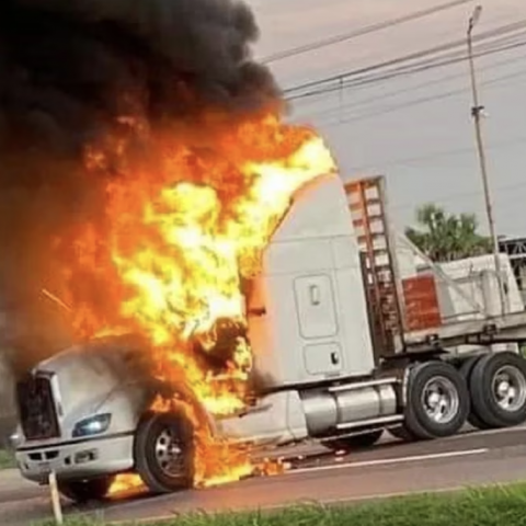 Se han reportado unidades de carga y pasajeros incendiados en varios puntos del municipio de Cárdenas.