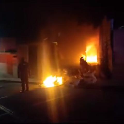 Pobladores incendian casas de presuntos delincuentes en Hidalgo