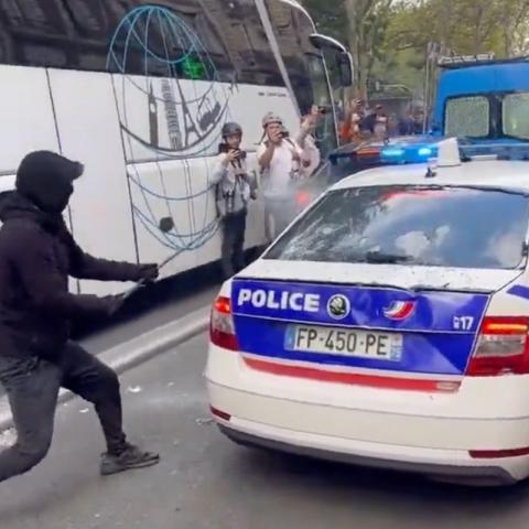 Los grupos manifestantes dañaron tiendas y golpearon vehículos policiacos durante las trifulcas.