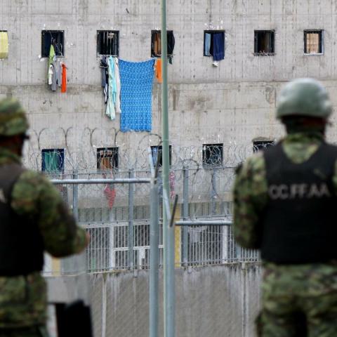 Liberan a guardias en Ecuador tras protestas en cárceles