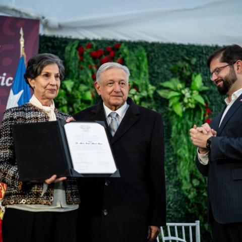 AMLO otorga Orden Mexicana del Águila Azteca a Isabel Allende, hija de Salvador Allende