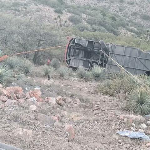 Cae autobús turístico a barranco en la carretera San Luis Potosí-Guadalajara y deja al menos 10 muertos