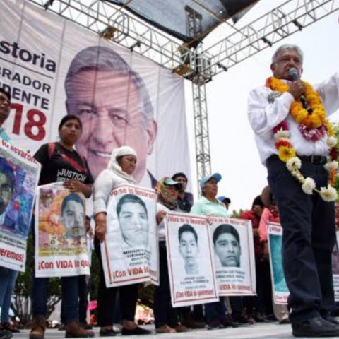 Padres de los 43 estudiantes de Ayotzinapa sienten traición por parte de AMLO, afirma su abogado