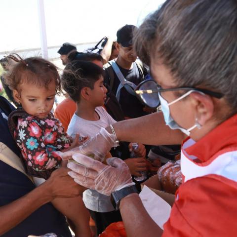 Cruz Roja Internacional brinda ayuda humanitaria a migrantes en Ciudad Juárez