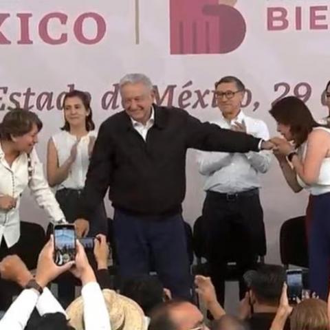 [VIDEO] Alcaldesa de Tecámac besa la mano de AMLO en gesto de unidad