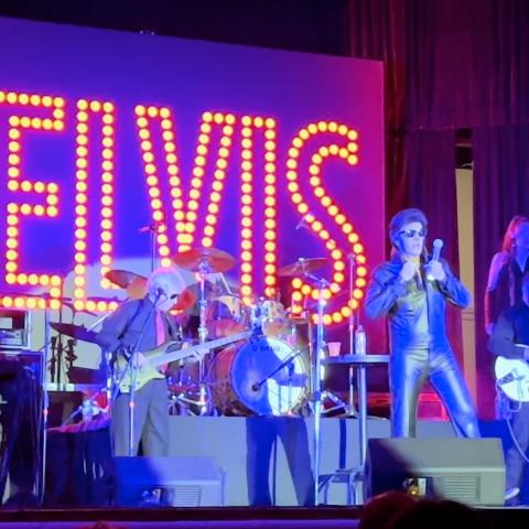 Elvis fue homenajeado en Aguascalientes en voz de Héctor Ortiz