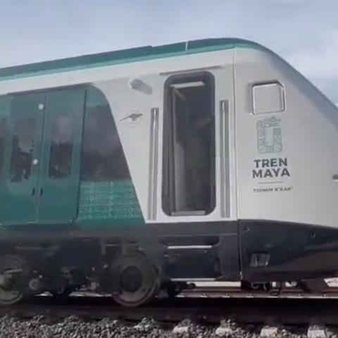 El presidente López Obrador viajaba en el convoy durante el freno.