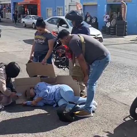 El chofer de la unidad de alquiler no respetó un señalamiento de ALTO y se atravesó de manera imprudente a la motociclista