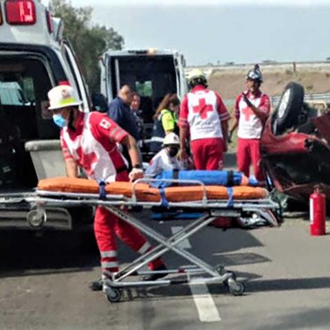 La mujer que acompañaba al conductor del Nissan Tsuru falleció cuando recibía atención médica en el HGZ 1 del IMSS