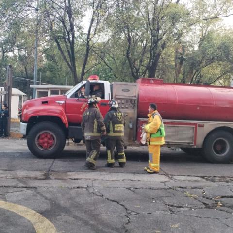 Diez personas lograron ser evacuados ante el abundante humo del edificio.