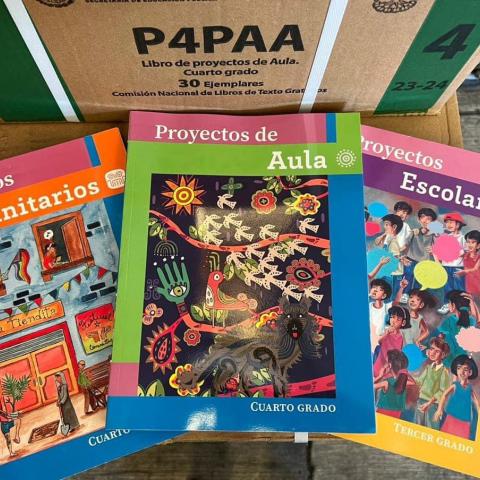 Por falta de libros de texto, padres tienen que comprar más material escolar