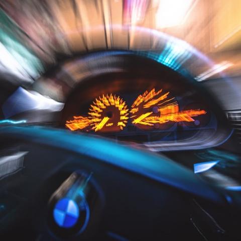 Aprobado: suspenderán licencia para conducir a los veloces al volante