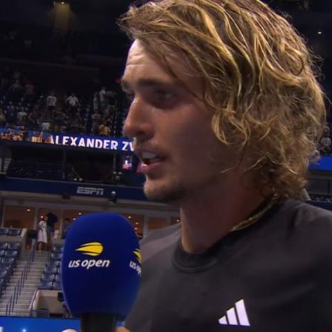 Zverev pausó su duelo para expresar su molestia. El aficionado fue echado de la cancha.