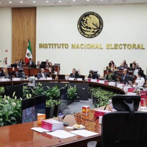 Aprueba INE que candidatas tengan 50% de tiempo en radio y televisión en proceso electoral