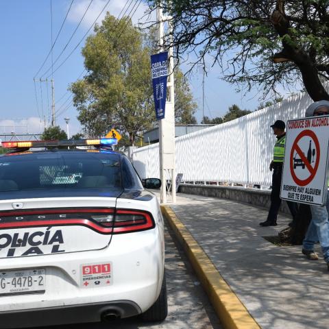 Colocan señalética en la curva de la UAA para prevenir accidentes